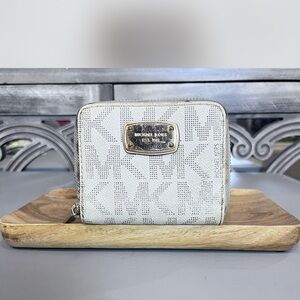 Michael Kors Monogram Wallet - Project